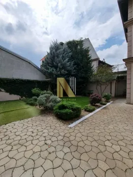 Uređeno dvorište sa travnjakom i ukrasnim rastinjem ispred kuće. - image 21