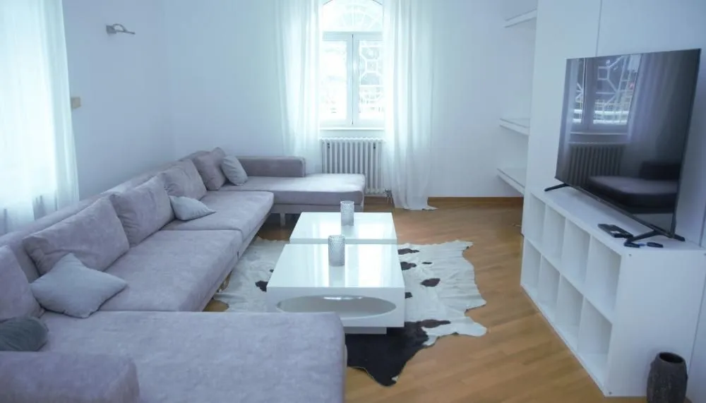 Izdavanje, četvorosoban stan, 110m², Senjak, Beograd