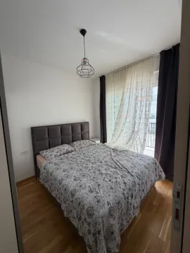 Opremljena spavaća soba sa bračnim krevetom i izlazom na terasu. - image 2