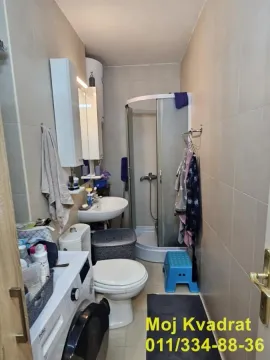 Manje kupatilo sa tuš kabinom, umivaonikom i veš mašinom. - image 7