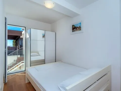 Izdavanje, trosoban stan, 75m², Pržno, Budva - image 4