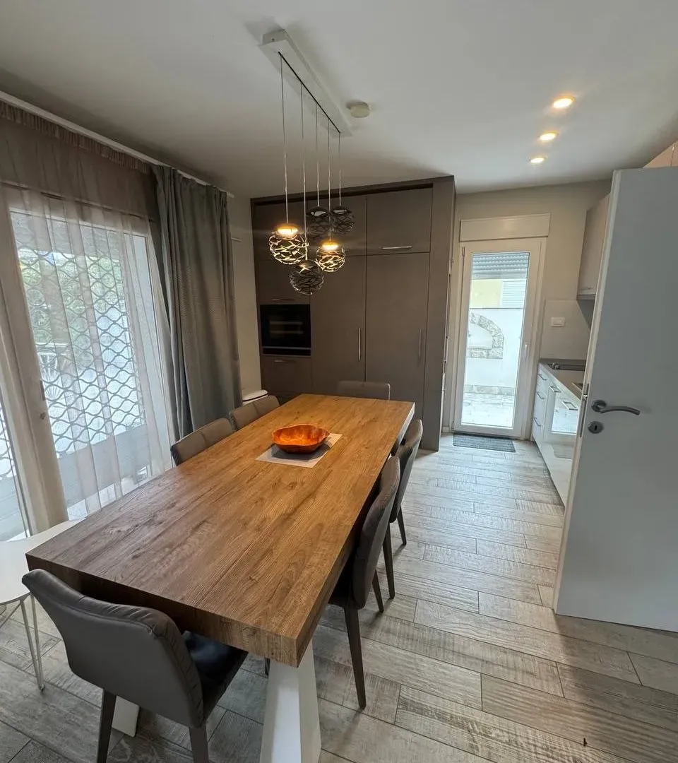 Izdavanje, dvosoban stan, 75m², Centar, Tivat