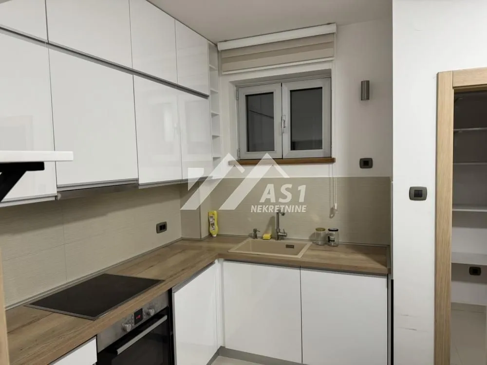 Izdavanje, četvorosoban stan, 136m², Centar, Novi Sad