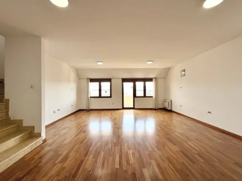 Prodaja, četvorosoban stan, 220m², Preko Morače, Podgorica - image 2