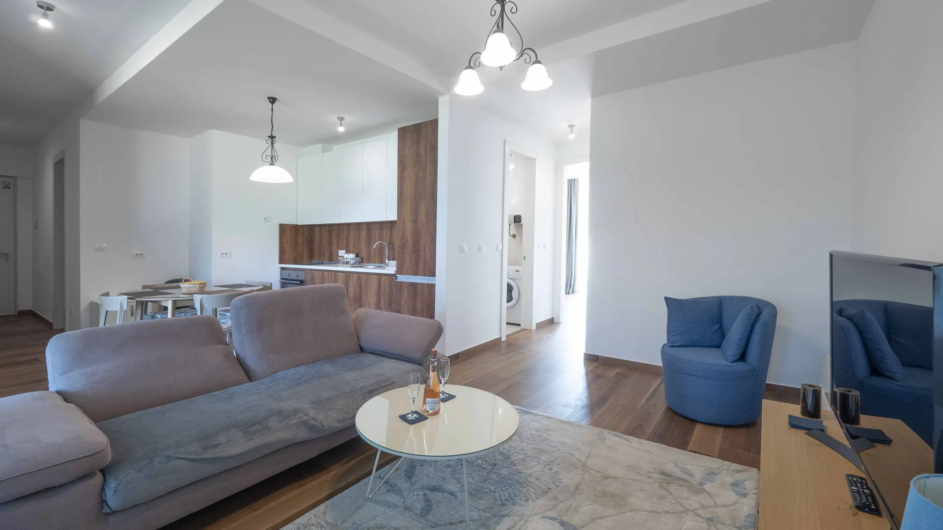 Izdavanje, dvosoban stan, 81m², Centar, Budva