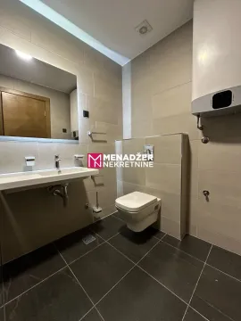 Moderne kupatilo obloženo keramičkim pločicama sa umivaonikom i WC šoljom. - image 7