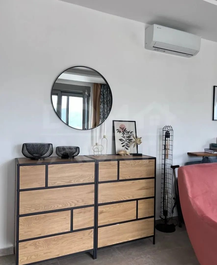 Izdavanje, dvosoban stan, 80m², Tivat, Crna Gora