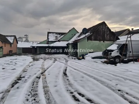 Snimak dvorišta i pomoćnih objekata pokrivenih snegom. - image 11