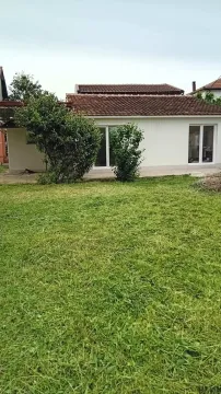 Pogled na dvorište i zadnji dio kuće sa travnjakom. - image 3