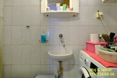 Kupatilo sa umivaonikom, ogledalom i mašinom za veš. - image 12