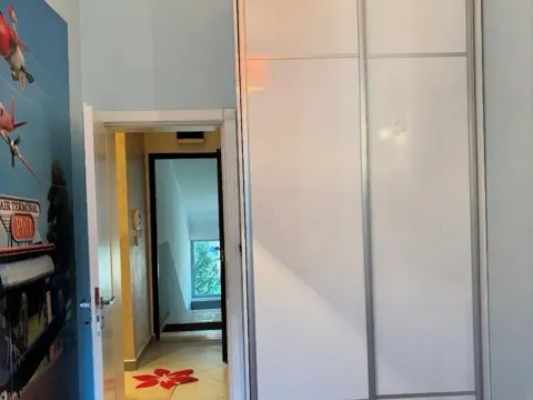 Izdavanje, trosoban stan, 95m², Dobrota, Kotor - image 10