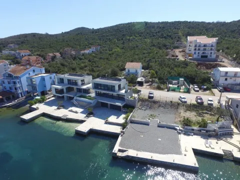Pogled iz vazduha na objekte uz obalu mora i okolni pejzaž. - image 6