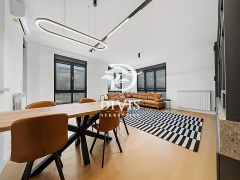 Prostrani dnevni boravak sa trpezarijom i modernim nameštajem. - image 13