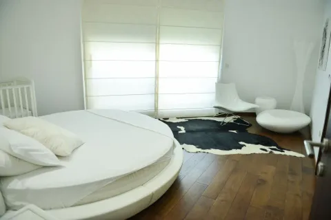 Spavaća soba sa okruglim krevetom i modernim namještajem. - image 11