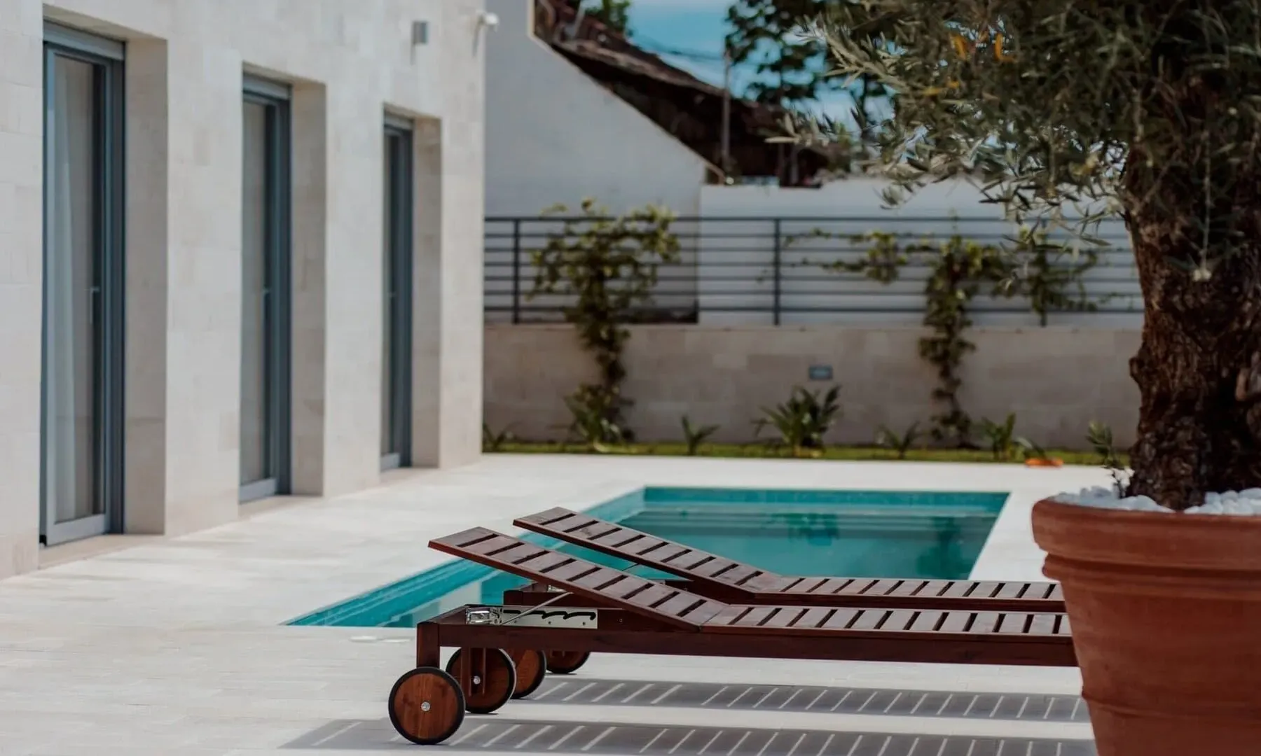 Izdavanje, četvorosoban stan, 273m², Marići, Tivat