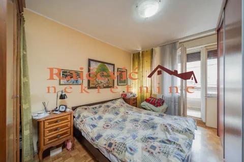 Nameštena spavaća soba sa bračnim krevetom, noćnim stočićem i izlazom na terasu. - image 14