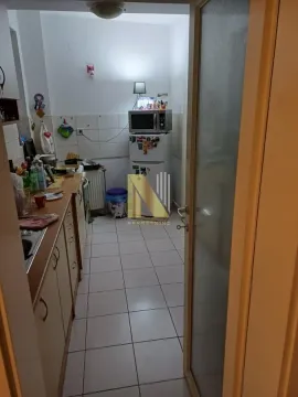 Manja kuhinja sa elementima i frižiderom. - image 10