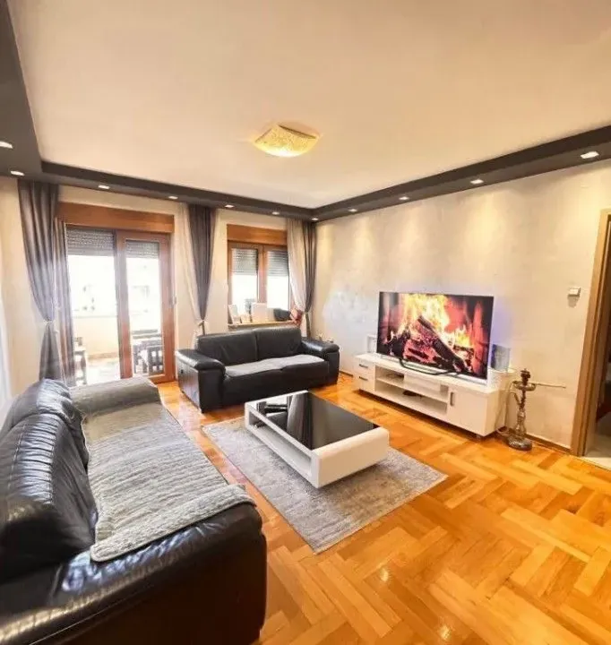 Izdavanje, dvosoban stan, 80m², Preko Morače, Podgorica