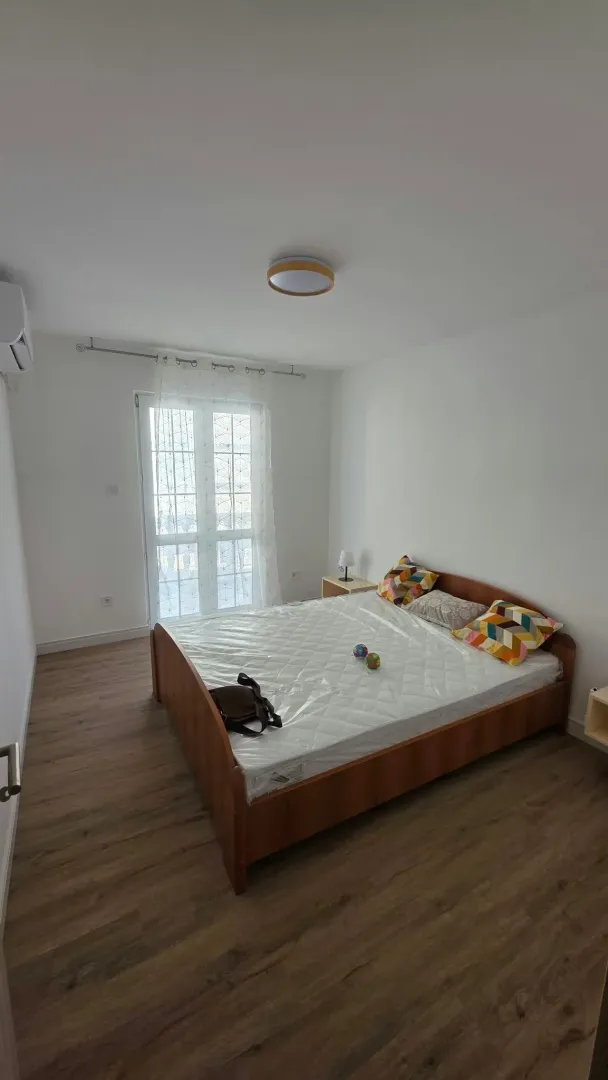 Bright and tidy bedroom with a double bed and access to the terrace.