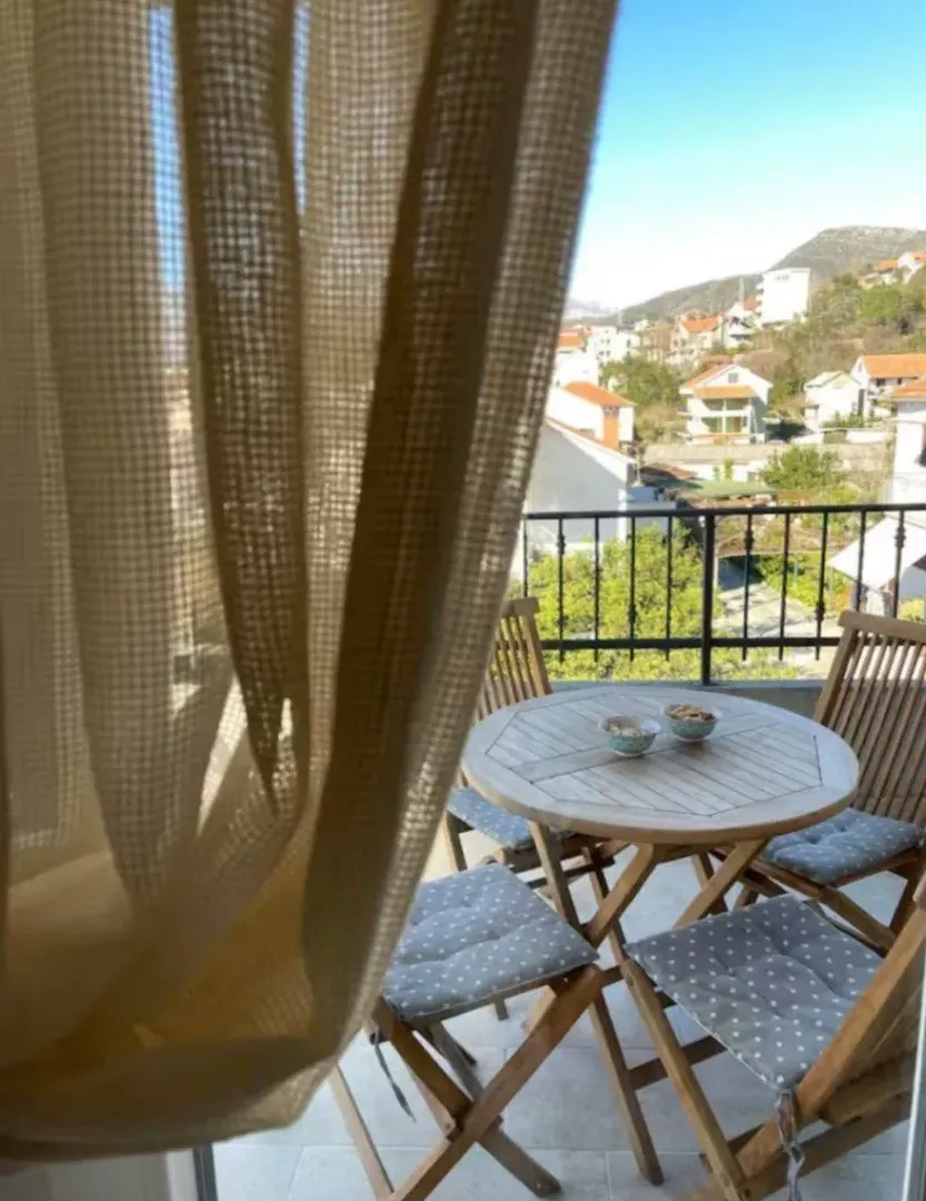 Rent, one bedroom apartment, 45m², Kalimanj, Tivat