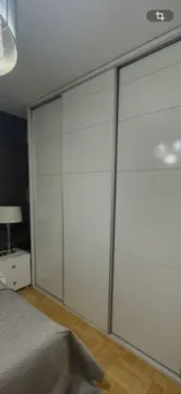 Spavaća soba sa velikim ugradnim garderoberom sa kliznim vratima. - image 8
