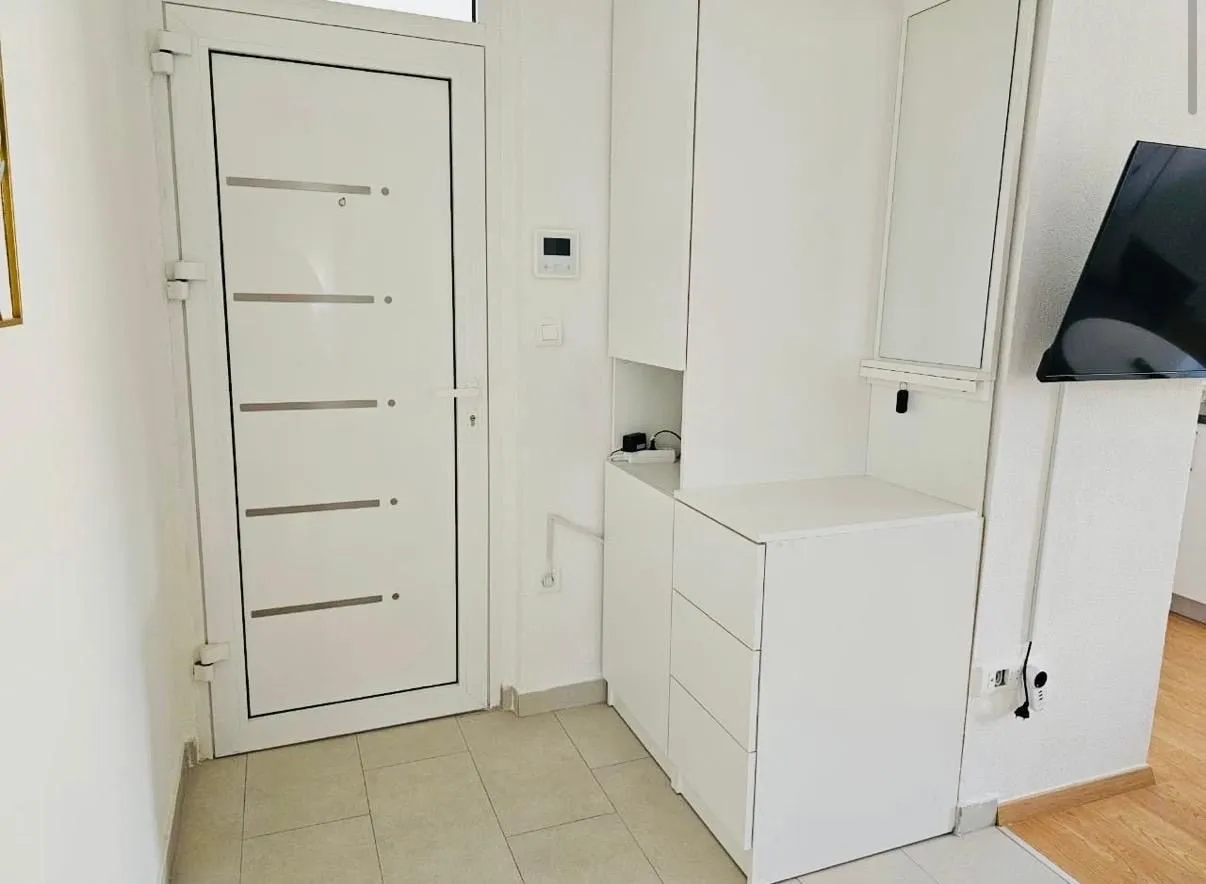 Izdavanje, dvosoban stan, 70m², Centar, Tivat