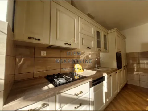 Izdavanje, trosoban stan, 130m², Dobrota, Kotor - image 7