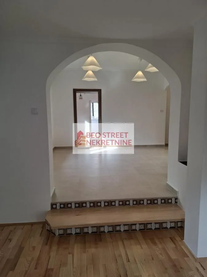 Izdavanje, četvorosoban stan, 85m², Savski Venac, Beograd