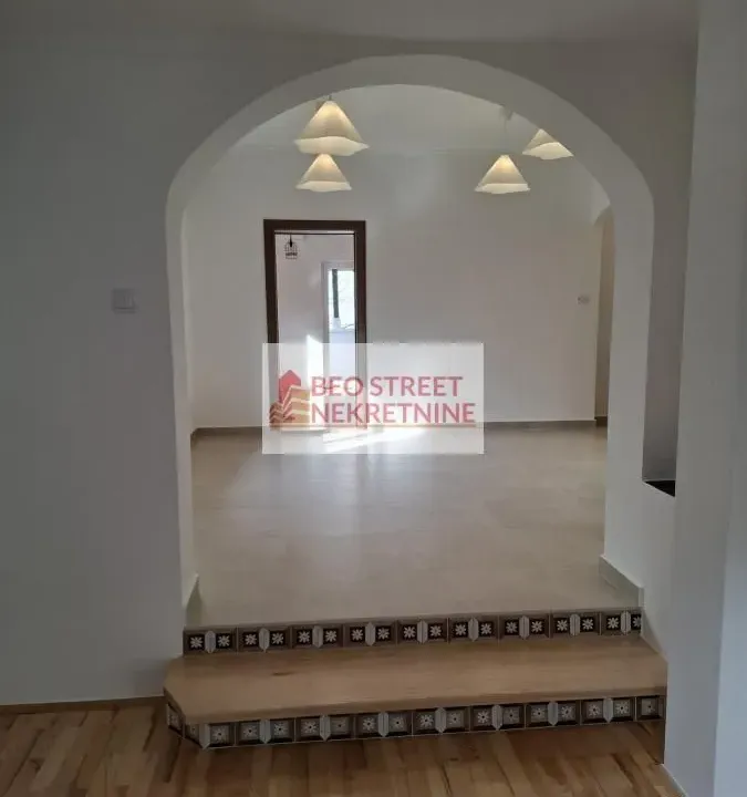 Izdavanje, četvorosoban stan, 85m², Savski Venac, Beograd