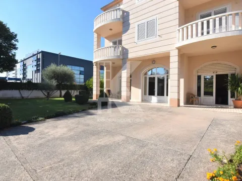 Izdavanje, kuća, 752m², Zelenika, Podgorica - image 23