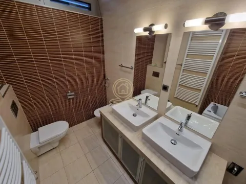 Moderno kupatilo sa dva umivaonika, wc šoljom, bideom i pločicama u braon tonovima. - image 10