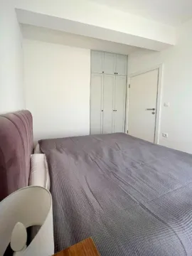 Spavaća soba sa bračnim krevetom, ugradnim plakarom i vratima. - image 6