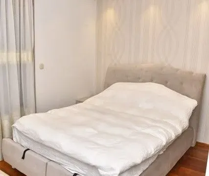 Izdavanje, četvorosoban stan, 130m², Centar, Podgorica - image 10