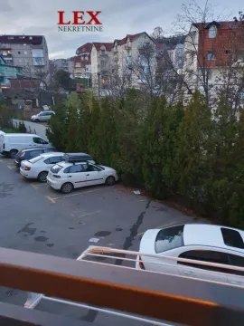 Pogled sa terase na parking i okolne stambene zgrade. - image 12