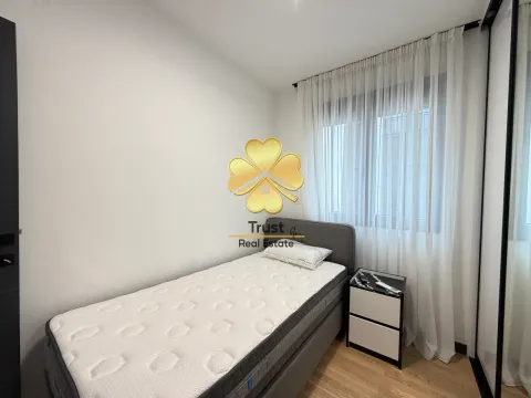 Manja spavaća soba sa krevetom, noćnim stočićem i prozorom sa bijelim zavesama. - image 12