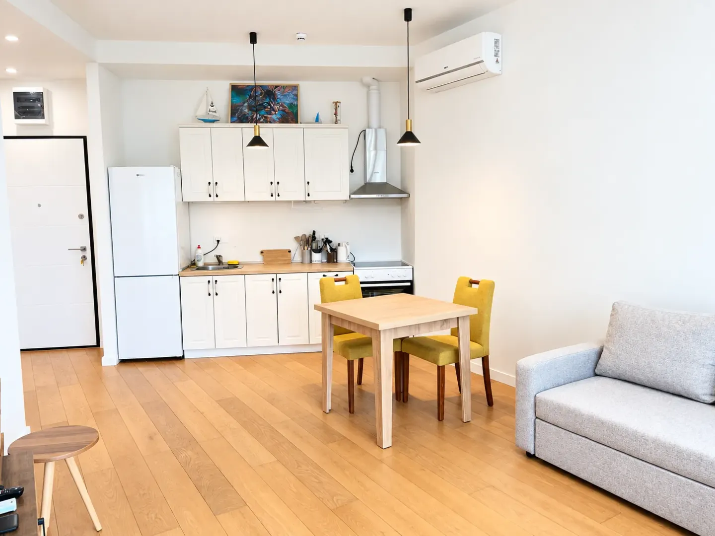 Living room with kitchen and dining area in a modern apartment.