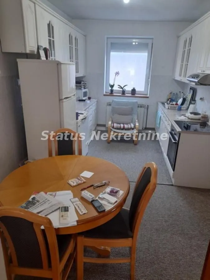Prodaja, četvorosoban stan, 160m², Lipov gaj, Novi Sad Sve Podlokacije