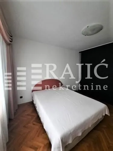 Bedroom with a double bed, parquet flooring, and an agency watermark.