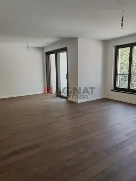 Prazna soba sa drvenim podom i balkonskim vratima. - image 9