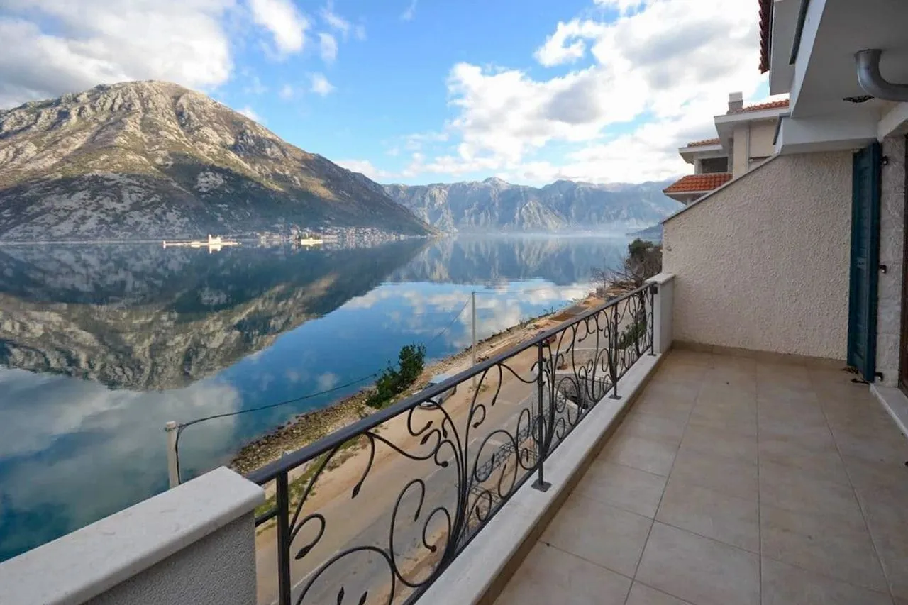 Balkon sa pogledom na more i planine.