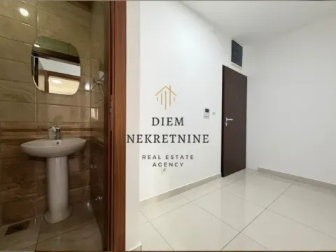 Rent, office space, 56m², City Kvart, Podgorica - image 8