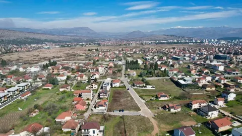 Pogled iz vazduha na prigradsko naselje i okolne planine. - image 25