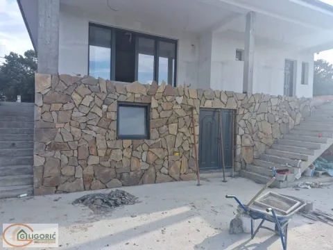 Pogled na eksterijer kuće u izgradnji sa kamenom fasadom i stepeništem. - image 15