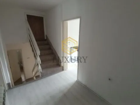 Izdavanje, kuća, 200m², Tološi, Podgorica - image 13