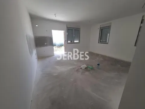 Pogled na nenamestenu prostoriju u fazi renoviranja sa belim zidovima. - image 4