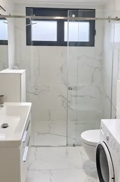 Moderne opremljeno kupatilo sa tuš kabinom, umivaonikom i veš mašinom. - image 7