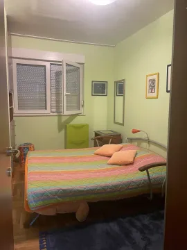 Manja spavaća soba sa krevetom, prozorom i zelenim zidovima. - image 3
