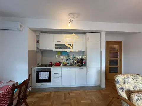 Manja kuhinja sa bijelim elementima spojena sa trpezarijom. - image 4