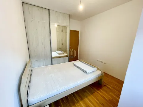 Spavaća soba sa krevetom i ugradnim ormarom. - image 11