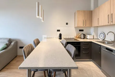Moderna kuhinja sa trpezarijskim stolom i dnevnim boravkom. - image 5